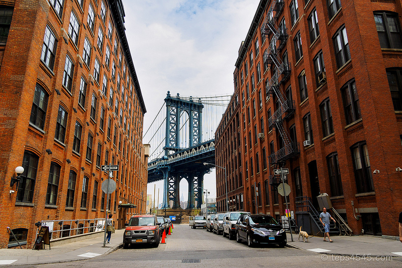 Manhattan Bridge and Bricks Building