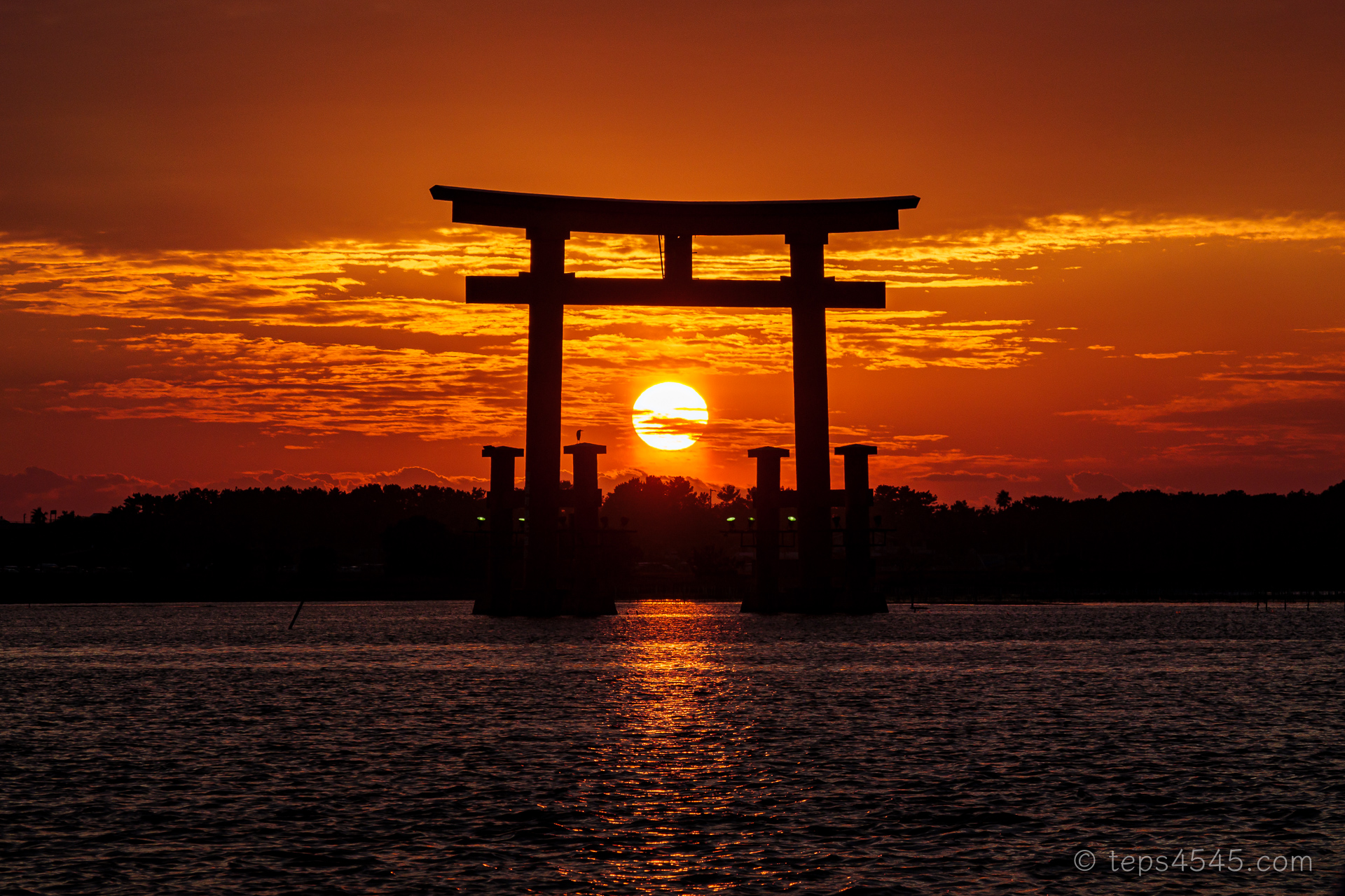 海に浮かぶ鳥居に夕日がすっぽり入るフォトスポット 浜名湖弁天島 Teps Notebook